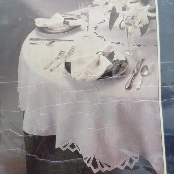 Large Formal Wilton Court Bone Art Deco Style Tablecloth 68" x 104" - Picture 1 of 8